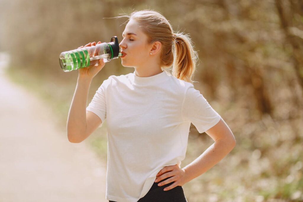 水を飲む女性